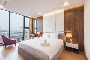 Een bed of bedden in een kamer bij Vinhomes Metropolis Luxury Official