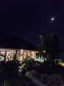 Um jardim no exterior de Manigelang Villa