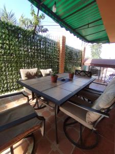 une table et des chaises sur une terrasse avec une clôture dans l'établissement Departamento Spondylus, à Manta