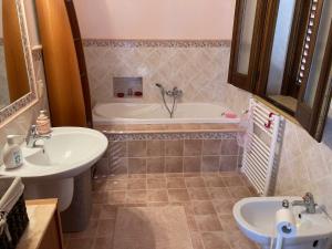 La salle de bains est pourvue d'un lavabo et d'une baignoire. dans l'établissement Villa Greta a Sciacca 3 camere da letto, 6 posti letto, à Sciacca