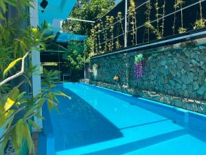 einen Pool in einem Garten mit Pflanzen in der Unterkunft Queen's Villa in Nha Trang