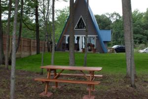 Au GresLife's a Hoot的小屋前的野餐桌