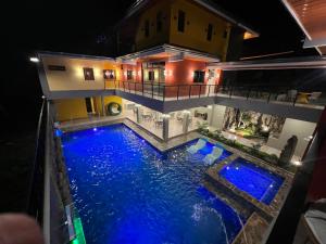 una vista aérea de una piscina por la noche en Casa Ferta en Pansol