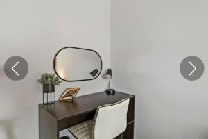 een bureau met een spiegel en een stoel bij Modern NorthSide Studio Gem in Chicago