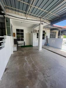 Un estacionamiento vacío en una casa con garaje. en Nurjah Homestay, en Kuala Terengganu