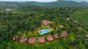 Bazén v ubytování Pranavam Resort & Spa nebo v jeho okolí
