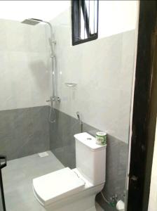 y baño con aseo blanco y ducha. en AMRON RESORT SIGIRIYA en Sigiriya