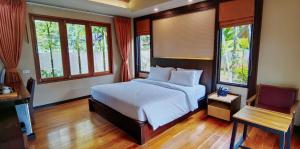 Postel nebo postele na pokoji v ubytování Aonang Hill Krabi-SHA Extra Plus