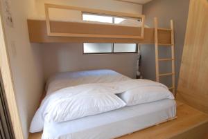 東京にあるHotel Futaba Heights -フタバハイツ-のベッドルーム1室(二段ベッド1組、はしご付)