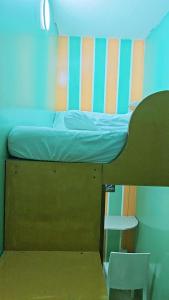 Ruby Star Hostel Dubai loft Bed Partition G في دبي: سرير بطابقين في غرفة صغيرة مع طاولة