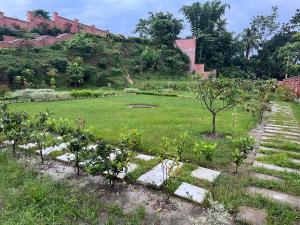 un giardino con alberi e un prato di Yahiya a Sylhet