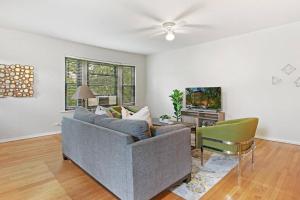 uma sala de estar com um sofá e uma televisão em Charming 3BR Chicago Apt in Prime Location em Chicago