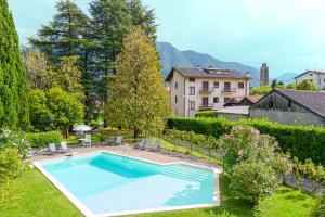 uma piscina no quintal de uma casa em Villa Colle em Ossuccio