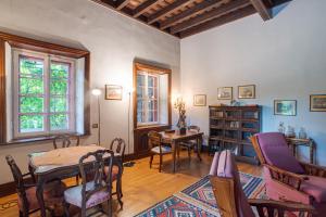 a living room with a table and chairs at Villa Colle in Ossuccio