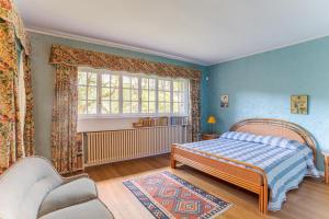 a bedroom with a bed and a window at Villa Colle in Ossuccio