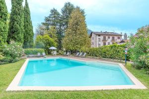 una piscina nel cortile di una casa di Villa Colle a Ossuccio