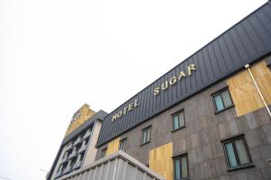 um edifício com um sinal na lateral em Sugar Motel em Gunsan