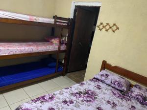 a room with two bunk beds and a bed at Chácara dos Silva in Santa Isabel