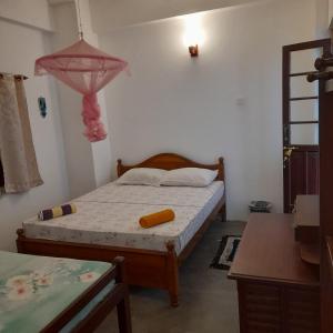 ゴールにあるShoba Traveller's Tree Homes stayのベッドとテーブルのある小さな寝室