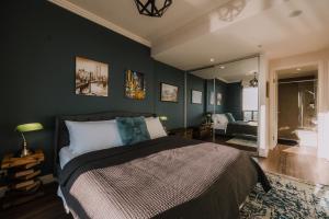 1 dormitorio con paredes verdes y 1 cama en una habitación en Twilight Olympic Park 2x King-beds Lux Apt en Sídney