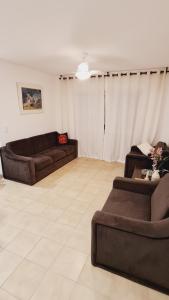 sala de estar con 2 sofás y sofá en Av Brasil 100m do Shopping e garagem privativa, en Balneário Camboriú
