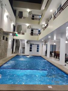 朵索巴的住宿－Hostería Luz Del Mar，一座带喷泉的酒店游泳池