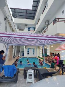 un groupe de personnes dans une piscine dans l'établissement Hostería Luz Del Mar, à Tonsupa