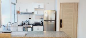 uma cozinha com um frigorífico de aço inoxidável em Moderno departamento de 03 habitaciones em Lima