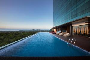 バタム・センターにあるPanbil Residence Serviced Apartmentの建物の前のプール