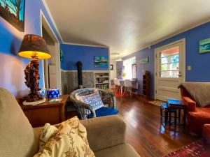 un soggiorno con pareti blu e un divano di Ocean Park Beach Cottage a Ocean Park