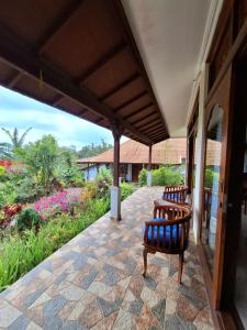 Uma varanda ou terraço em Manigelang Villa