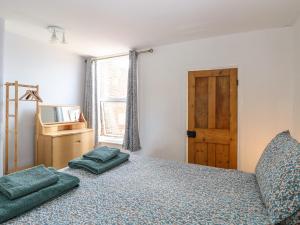 1 dormitorio con 1 cama con 2 almohadas en Sole Bay Cottage en Lowestoft