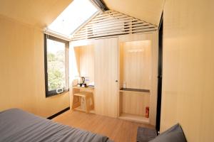 una camera con letto e un bagno con finestra di Bobocabin Umarato, Sumba a Waikabubak Altre 37 foto