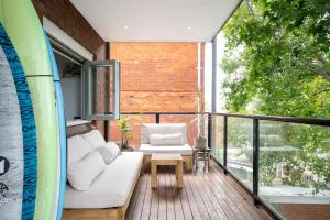 uma varanda com um sofá branco e uma mesa em 'Bronte Beauty' Modern Heritage Style with Balcony em Sydney