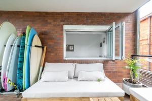 um quarto com pranchas de surf encostado a uma parede de tijolos em 'Bronte Beauty' Modern Heritage Style with Balcony em Sydney