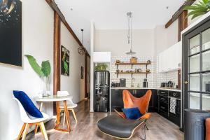 uma cozinha com mesa e cadeiras num quarto em The Stylist's House - A Chic Inner City Landmark em Sydney