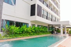 Bazén v ubytování Mountain&Sea Hotel Prachuap nebo v jeho okolí