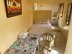 mały pokój z łóżkiem i krzesłem w obiekcie SamHotels w mieście Salado