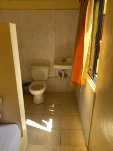 małą łazienkę z toaletą i umywalką w obiekcie SamHotels w mieście Salado