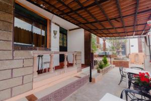 瓜納華托的住宿－Hotel Casa 12 Reales Guanajuato，一个带遮阳篷和桌椅的庭院
