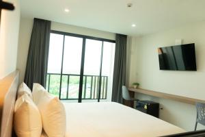 TV a/nebo společenská místnost v ubytování Mountain&Sea Hotel Prachuap
