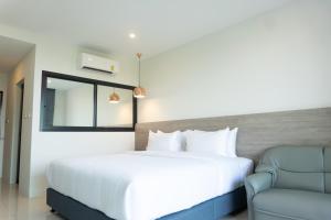 Postel nebo postele na pokoji v ubytování Mountain&Sea Hotel Prachuap