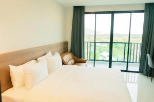 Postel nebo postele na pokoji v ubytování Mountain&Sea Hotel Prachuap