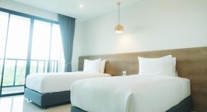 Postel nebo postele na pokoji v ubytování Mountain&Sea Hotel Prachuap