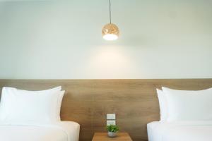 Postel nebo postele na pokoji v ubytování Mountain&Sea Hotel Prachuap
