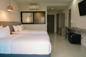TV a/nebo společenská místnost v ubytování Mountain&Sea Hotel Prachuap