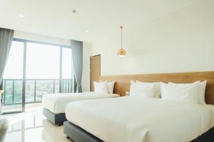Postel nebo postele na pokoji v ubytování Mountain&Sea Hotel Prachuap