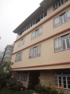 een gebouw met veel ramen erop bij The Bliss Homestay in Gangtok