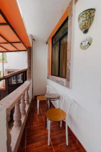 瓜納華托的住宿－Hotel Casa 12 Reales Guanajuato，客房设有桌椅和窗户。