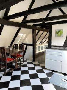 a kitchen and dining room with a checkered floor at Ferienwohnung im 'Schmoller - Hof' in Neustadt an der Weinstraße